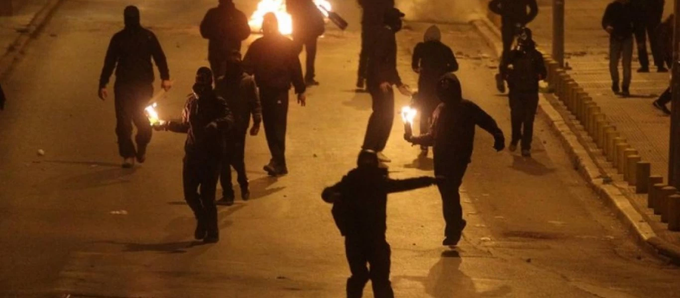 Θεσσαλονίκη: Αντιεξουσιαστές κρέμασαν μεγάλο πανό στα τείχη της Άνω Πόλης (φωτο)